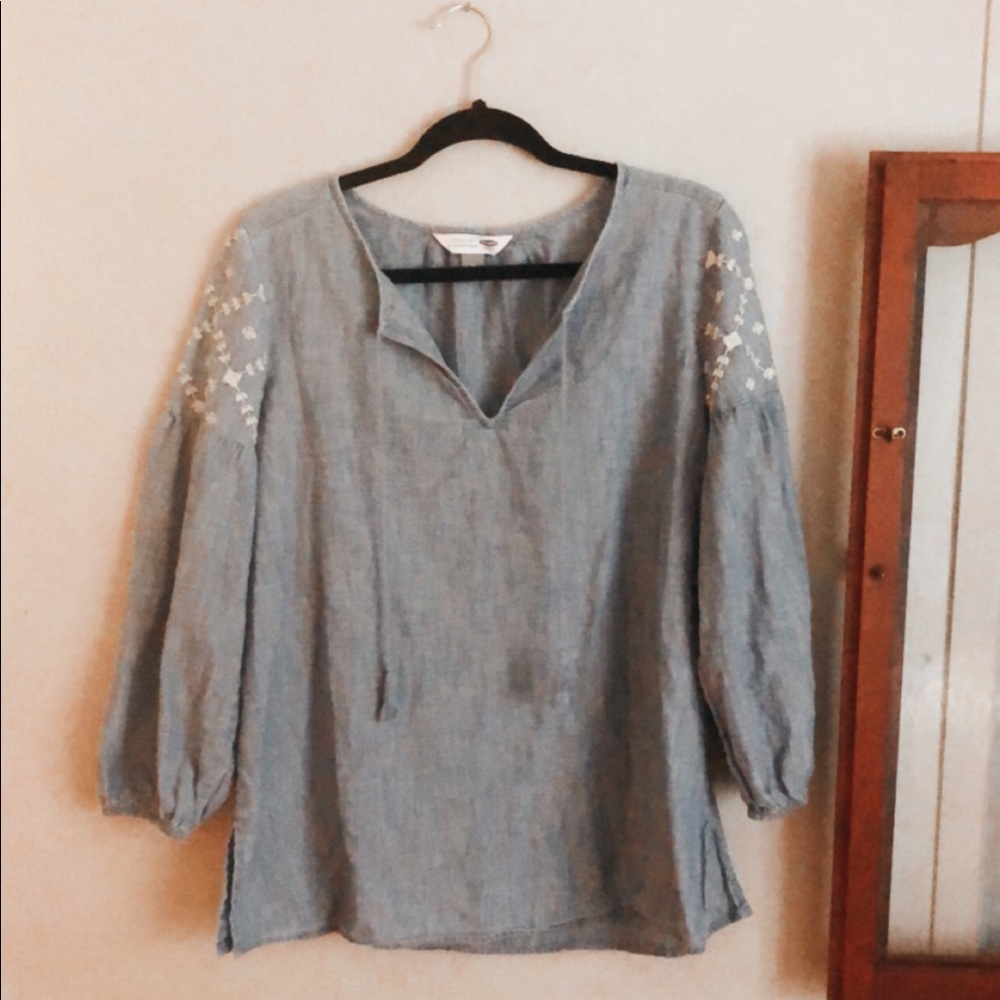 🌿Old navy embroidered top!